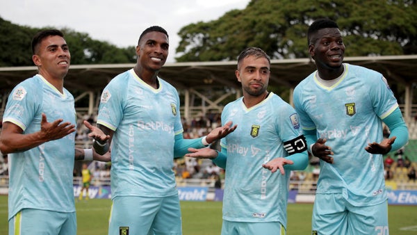 Johan Arango intentó marcar un golazo para Internacional