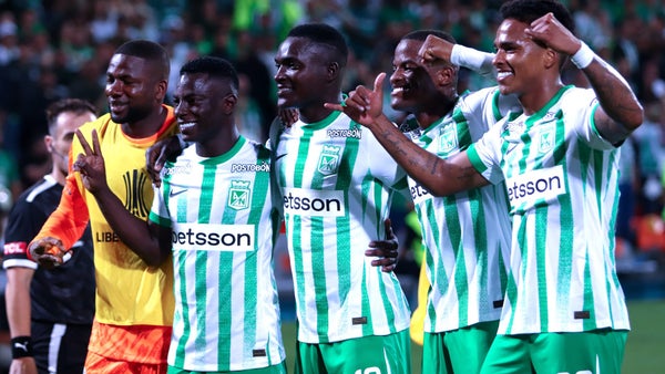 Nacional sorprendió a sus hinchas luciendo la camiseta de 1989