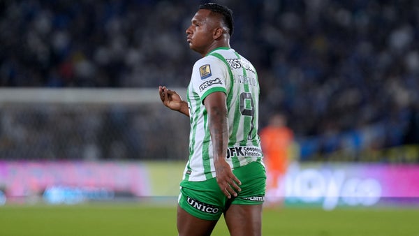 ¿De expulsión? Alfredo Morelos recibió una dura falta ante Bahía ¿De expulsión? Alfredo Morelos recibió una dura falta ante Bahía