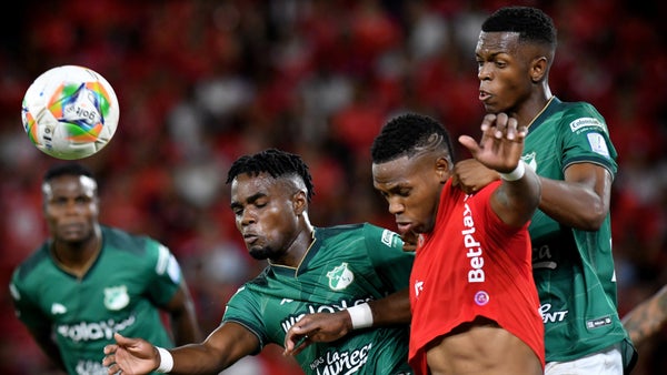 Jugadores de América y Cali se tiraron pullas con gestos picantes