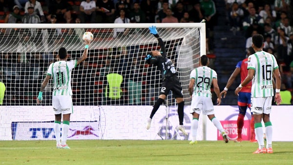 Mira el golazo de Edwin Cardona desde la mitad de la cancha