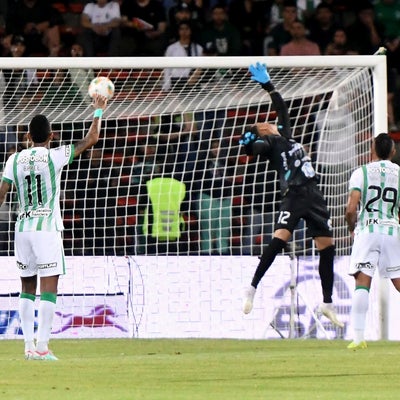 Mira el golazo de Edwin Cardona desde la mitad de la cancha