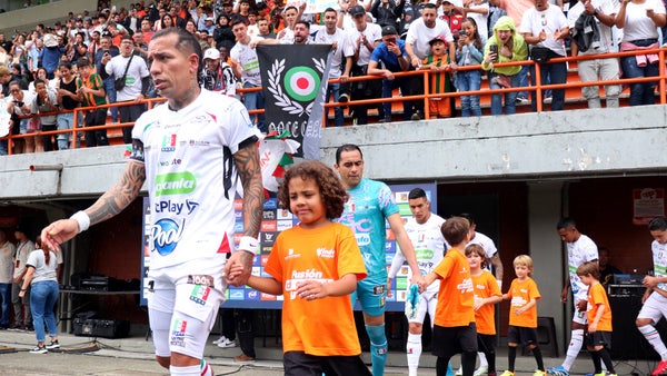 ¡En pleno partido! Jugador rival le pidió la camiseta a Dayro Moreno