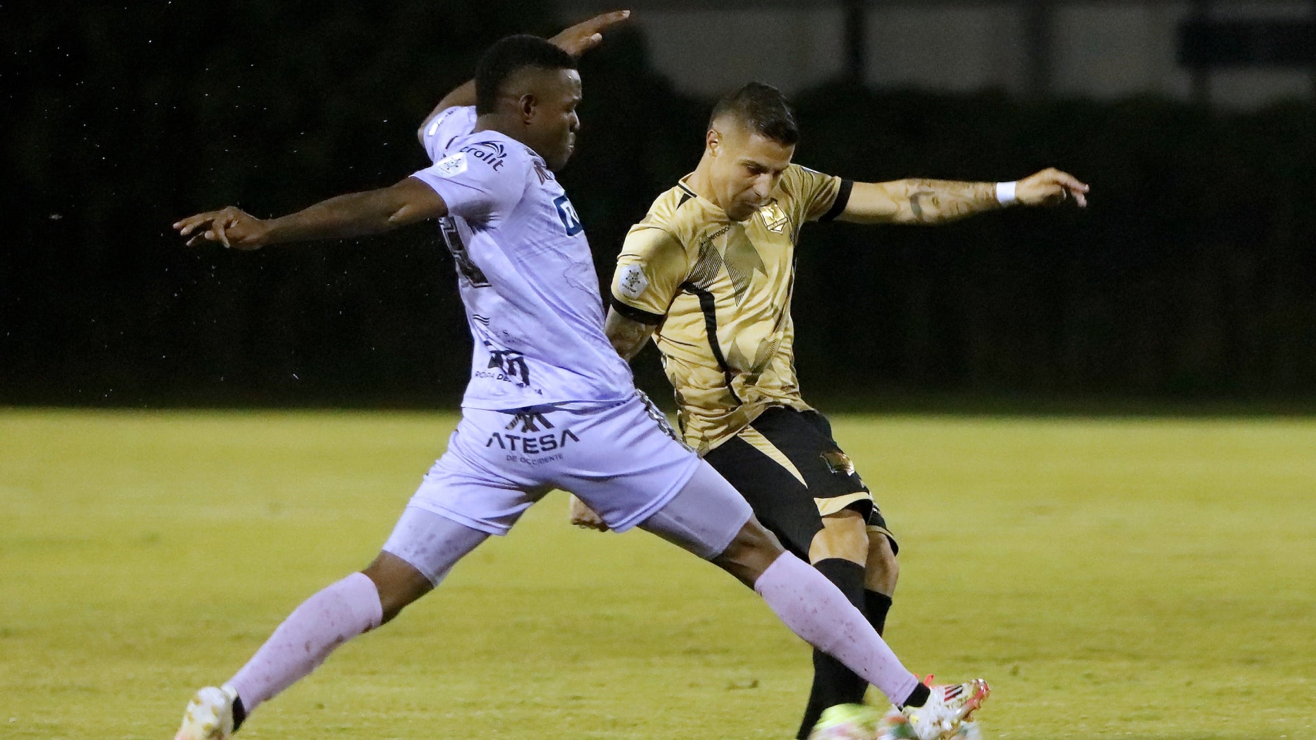 Yuber Quiñones marco golazo en Aguilas vs Pereira - VizzorImage