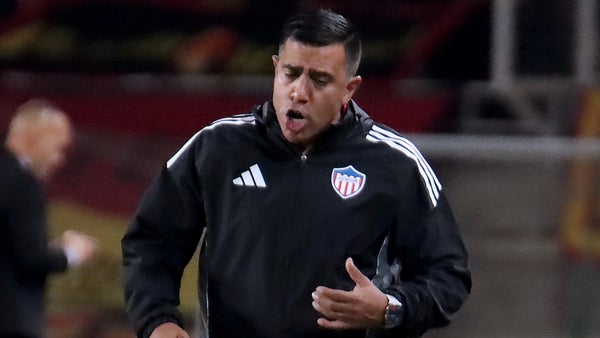 César Farías, en polémica por gestos al cuerpo técnico de América