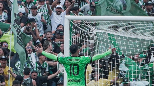 Edwin Cardona celebra gol con la hinchada de Nacional - @nacionaloficial