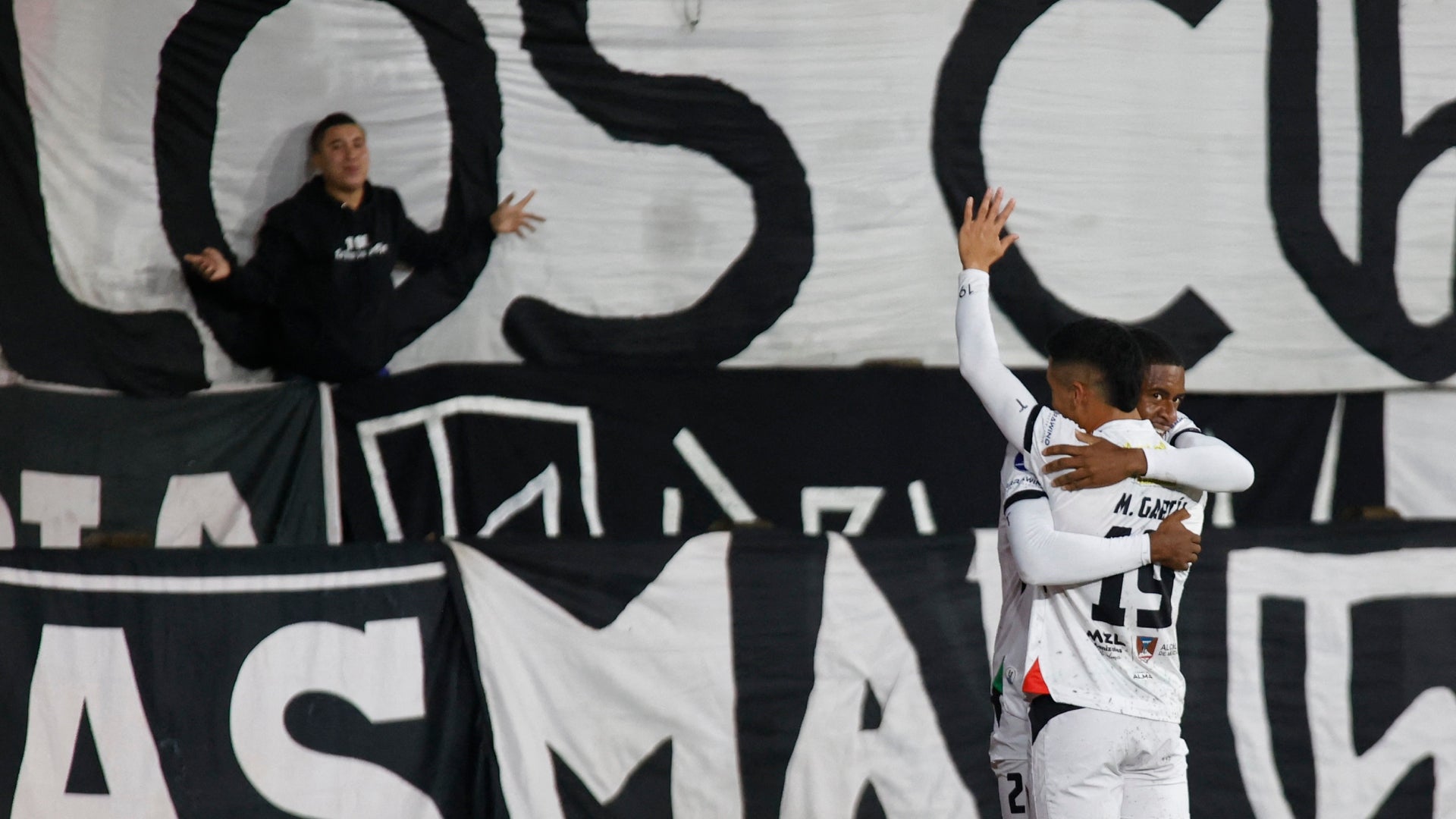 Mateo Garcia celebra con Luis Palacios en Once Caldas - AFP