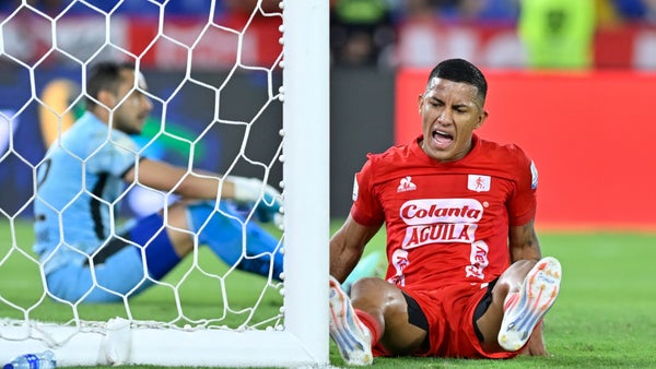 ¡América pidió penal tras la caída de Cristian Barrios en el área!