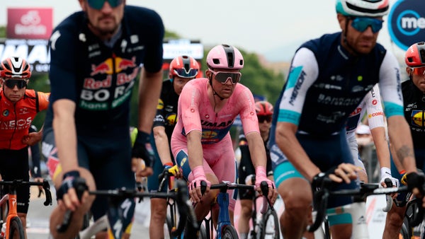 Giro de Italia: caída masiva en la etapa 6 y victoria para Kaden Groves