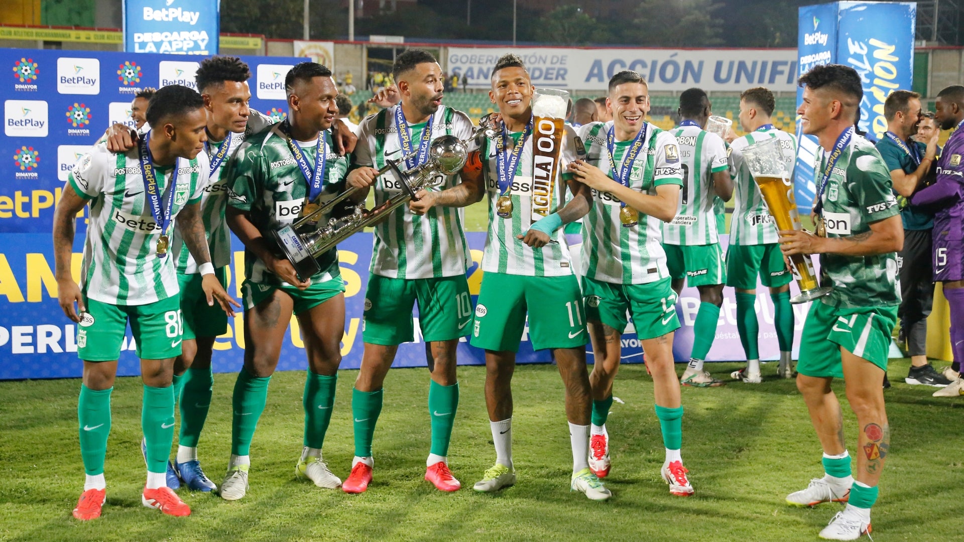 Jugadores de Nacional celebran el titulo en la Superliga 2025 - VizzorImage