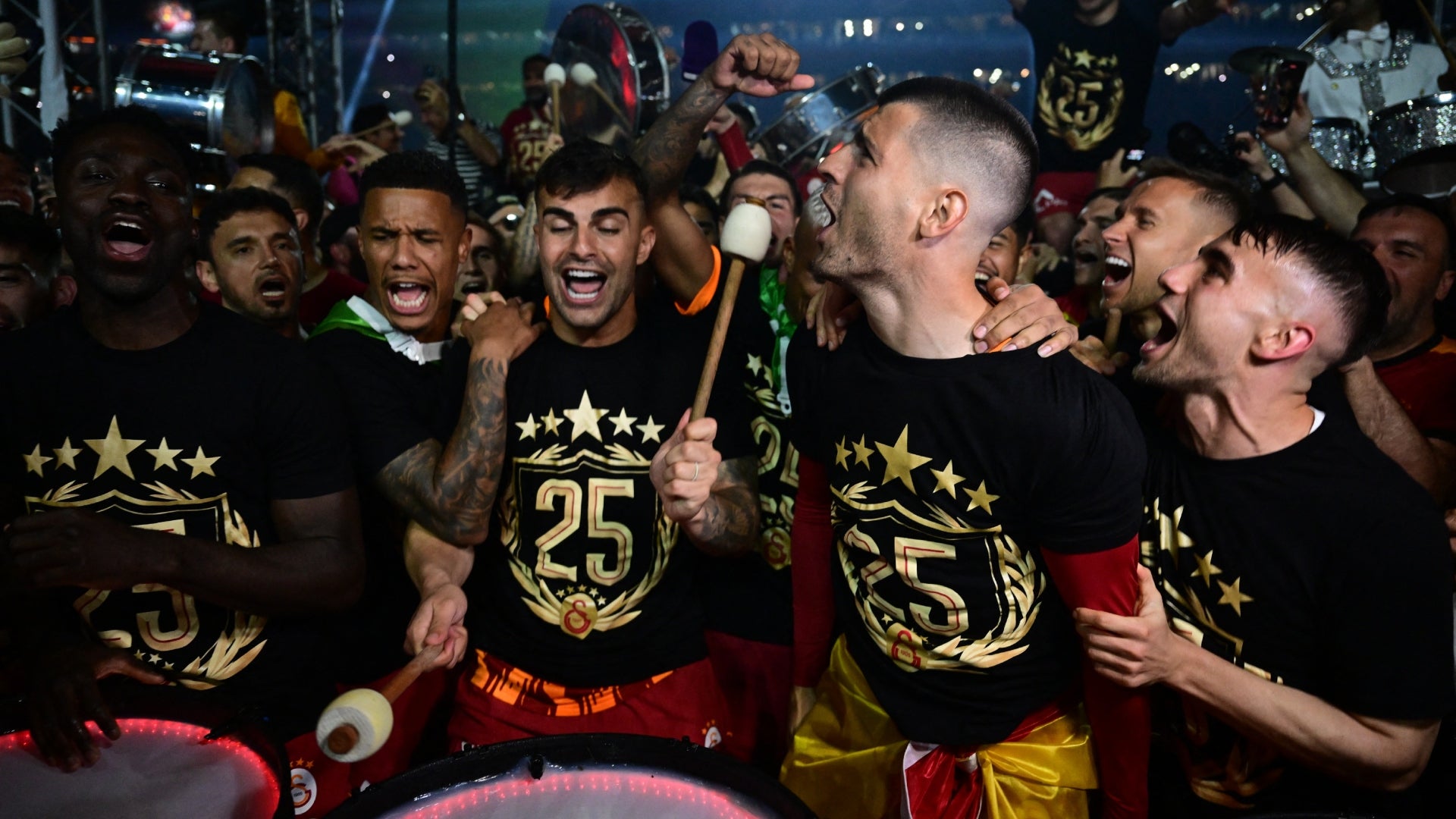 Davinson Sanchez y Carlos Cuesta celebran con Galatasaray - AFP