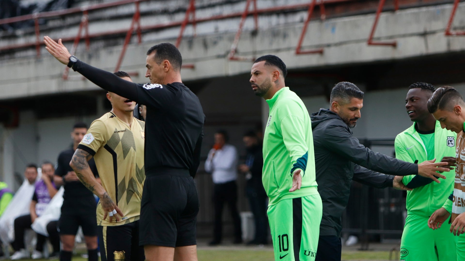 Edwin Cardona le reclamó a Wilmar Roldán y se fue expulsado - VizzorImage Roldán expulsó a Cardona en Águilas vs Nacional - VizzorImage