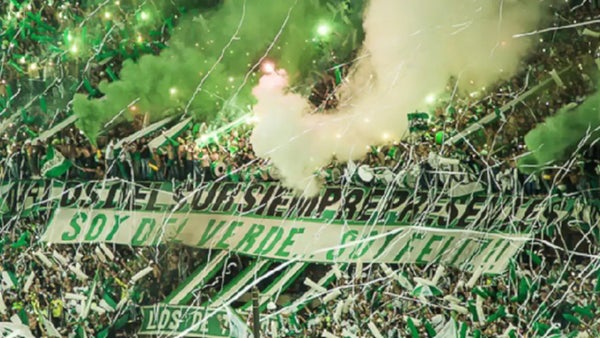 Hinchas de Atlético Nacional armaron un banderazo inolvidable en Uruguay Hinchas de Atlético Nacional armaron un banderazo inolvidable en Uruguay
