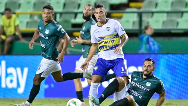 ¡El palo salvó a Cali! Boca casi sorprende con un golazo