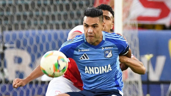 Hincha de Santa Fe provocó a Falcao con un billete tras el clásico Hincha de Santa Fe provocó a Falcao con un billete tras el clásico