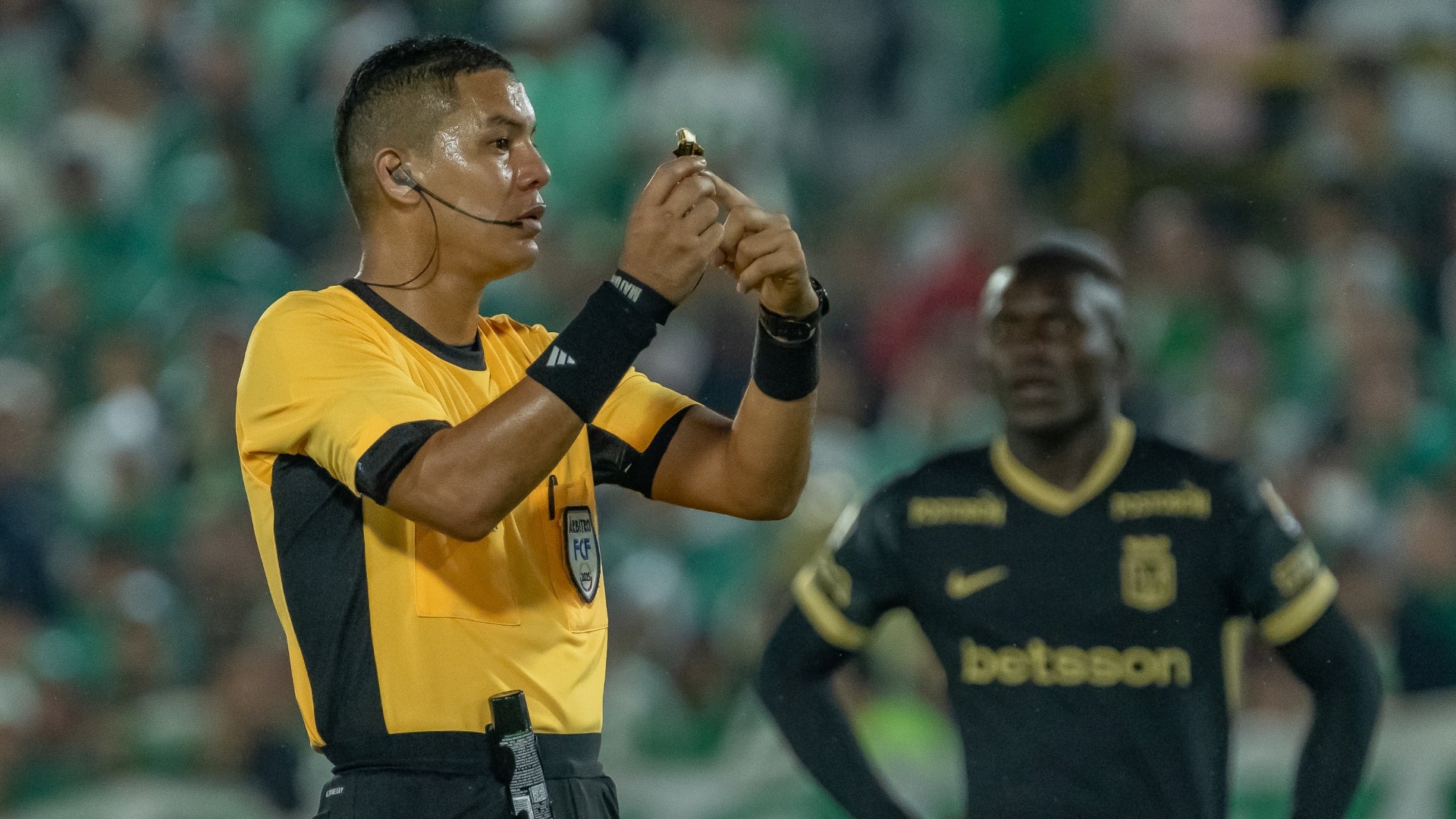Luis Matorel debutará con el clásico en cuadrangulares del Apertura 2025 - VizzorImage Luis Matorel, arbitro de Millonarios vs Nacional - VizzorImage