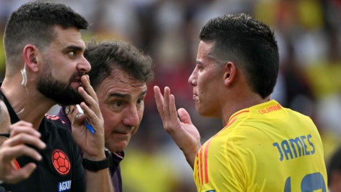 James Rodríguez habla con el cuerpo tecnico de Colombia - AFP