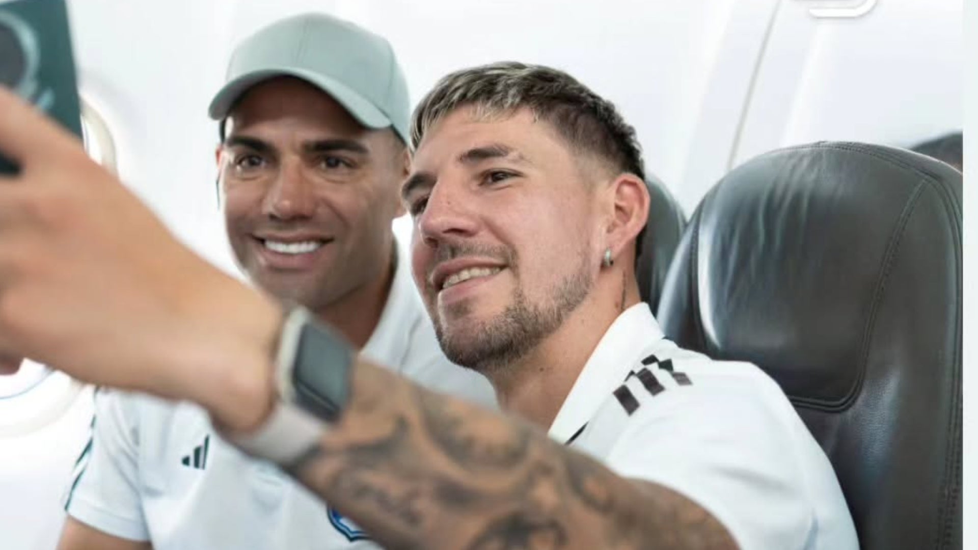 Selfie de Falcao y Giordana en avion de Millonarios - @falcao