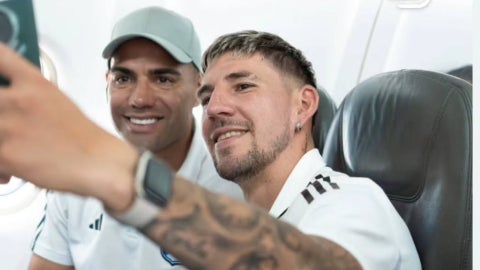 Selfie de Falcao y Giordana en avion de Millonarios - @falcao