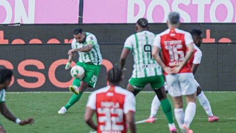 Edwin Cardona, cerca de golazo en Nacional vs Santa Fe - @nacionaloficial