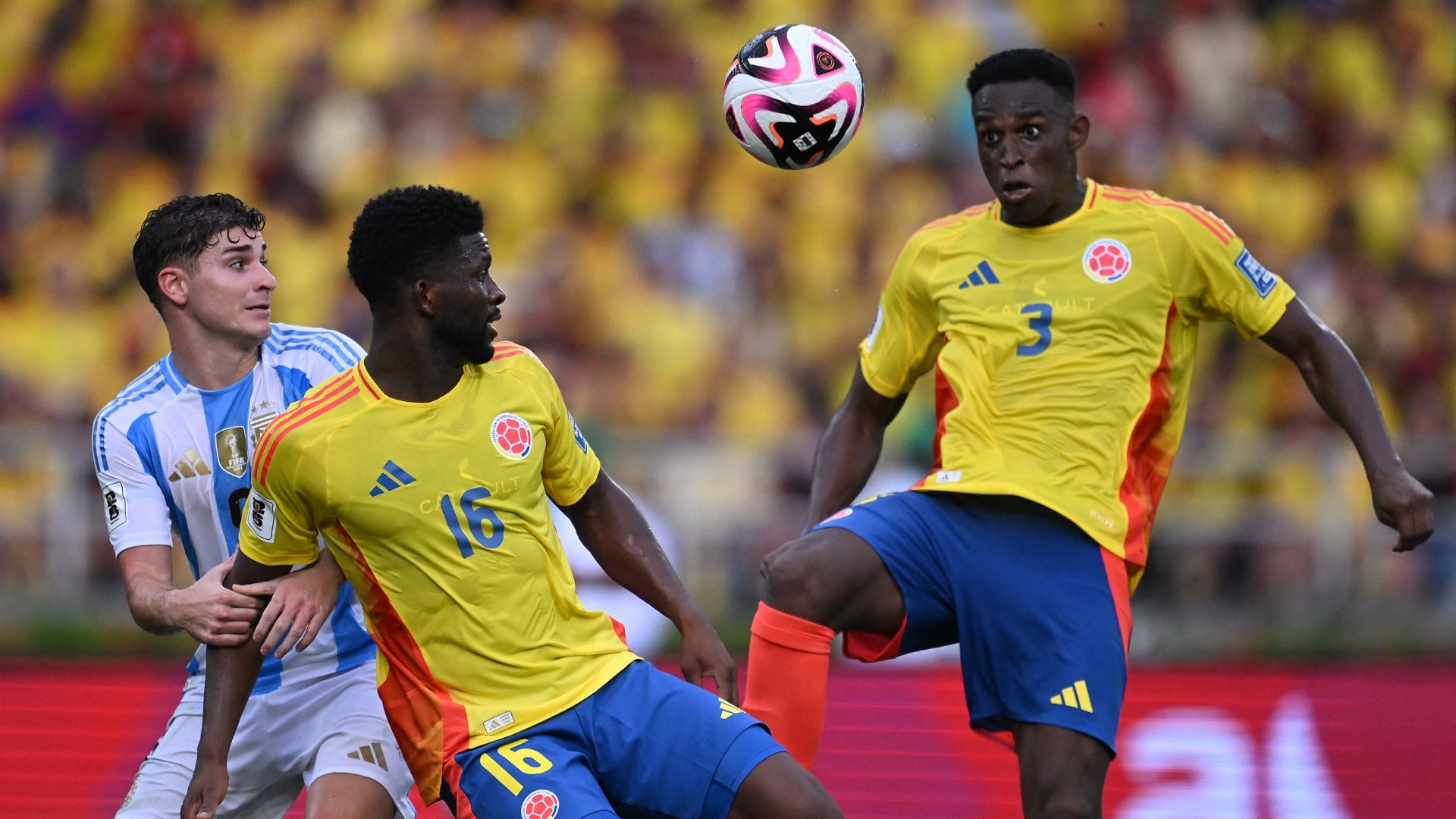 Julian Alvarez, Jefferson Lerma y Jhon Lucumi en Colombia vs Argentina - AFP