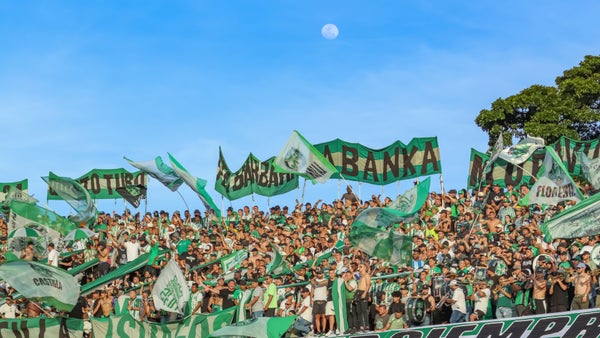 Famoso cantante rompe las redes tras lucir prenda de Nacional