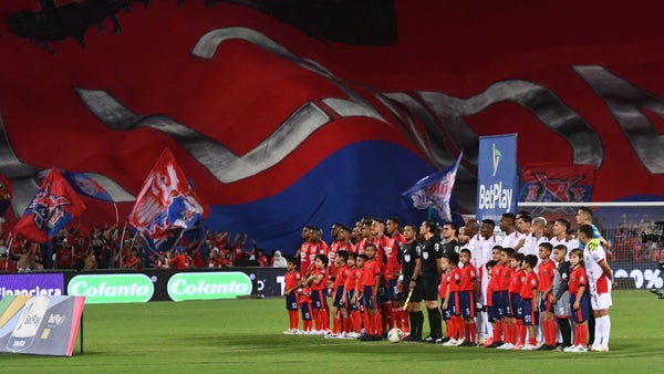 Hinchas de Medellín llevaron ruda al Atanasio por la mala racha