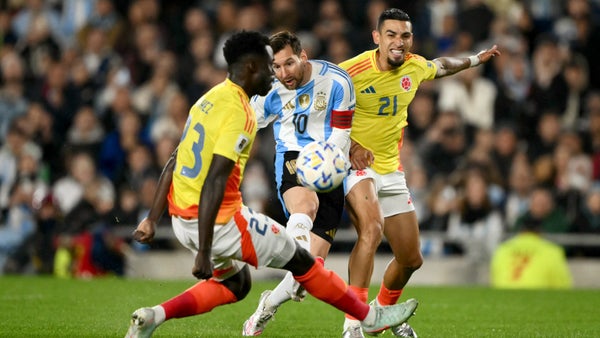 Colombia se salvó de un golazo de Argentina