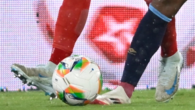 Balón del FPC en disputa por dos jugadores - VizzorImage