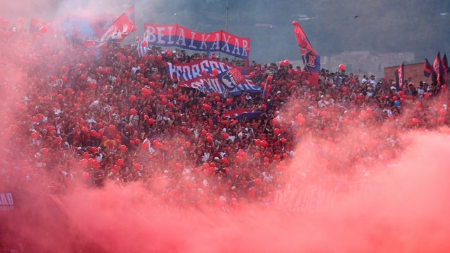 Hinchada de Independiente Medellín en el Atanasio Girardot - VizzorImage