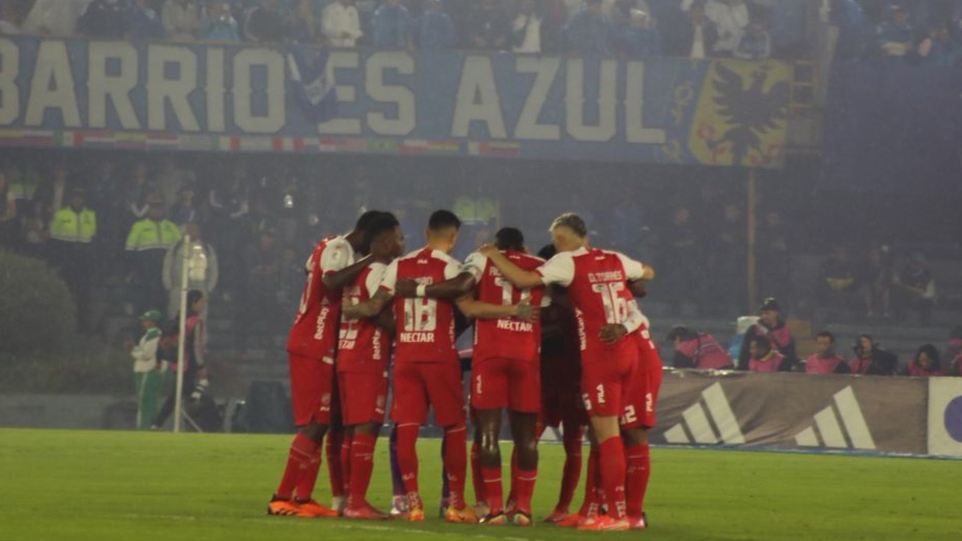 Santa Fe con hinchas de Millonarios en el fondo - Win Sports / Daniel González Santa Fe venció a Millonarios y clasifico a la final - Win Sports / Daniel González