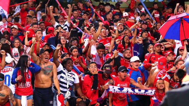Hinchas de Medellín en el Atanasio Girardot - VizzorImage