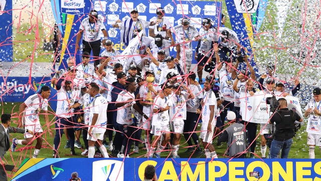 Junior alzó su décima estrella del FPC en casa de Medellín - VizzorImage