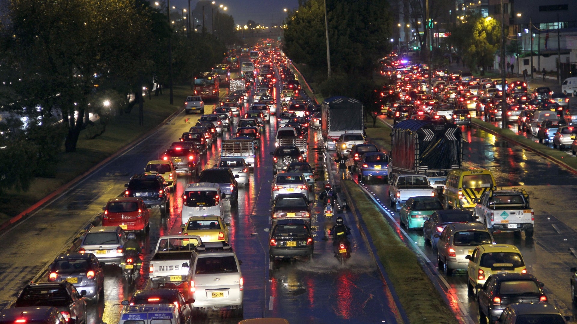 Autopista en Bogotá, trancón pico y placa - VizzorImage