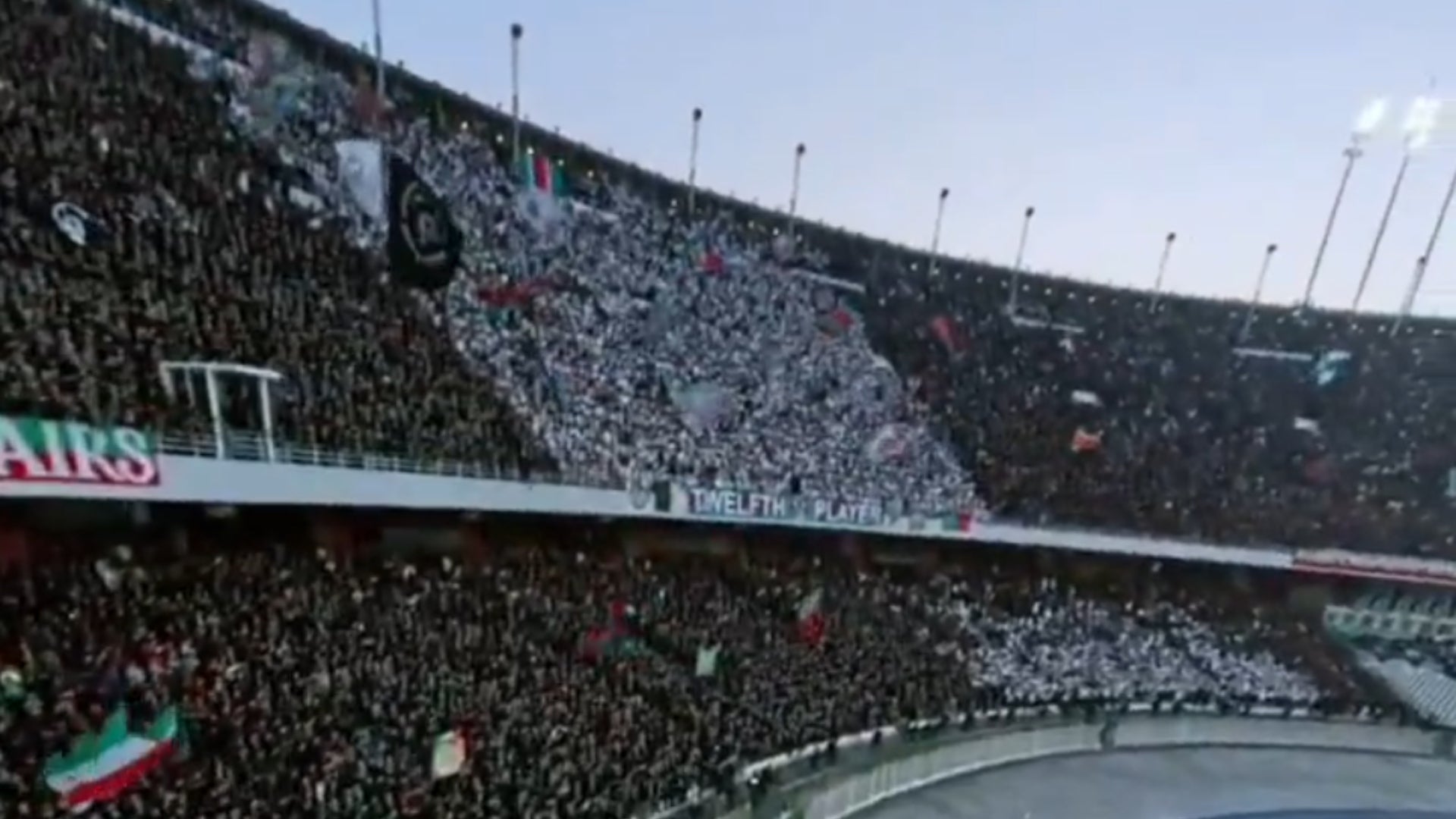 Estampida y caída de una valla en estadio de Argelia - @THEDEAN1921