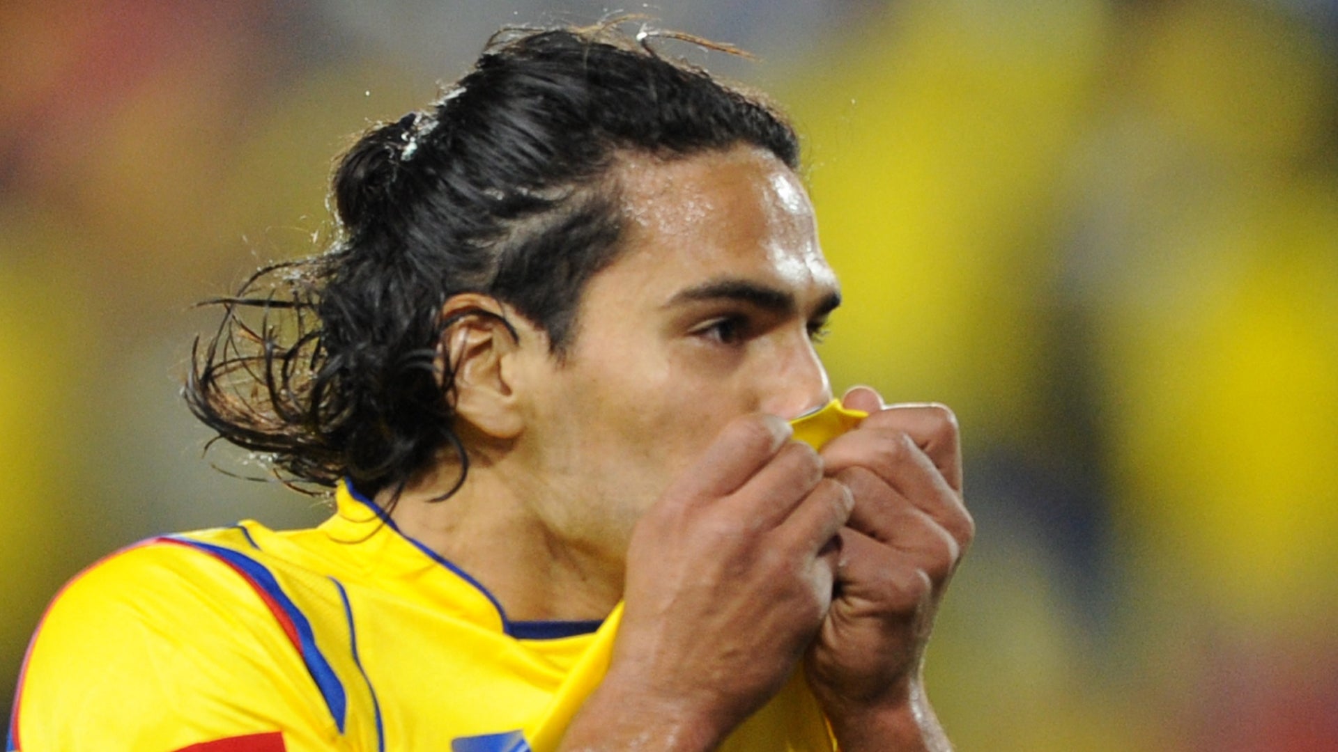 Radamel Falcao García besa el escudo de la selección Colombia de futbol - AFP