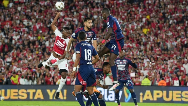 Santa Fe se salvó: Brayan León erró un gol increíble sin portero Santa Fe se salvó: Brayan León erró un gol increíble sin portero