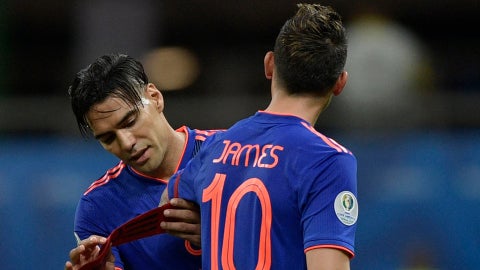 James Rodríguez recibe la cinta de capitan en la selección Colombia de Falcao Garcia - AFP
