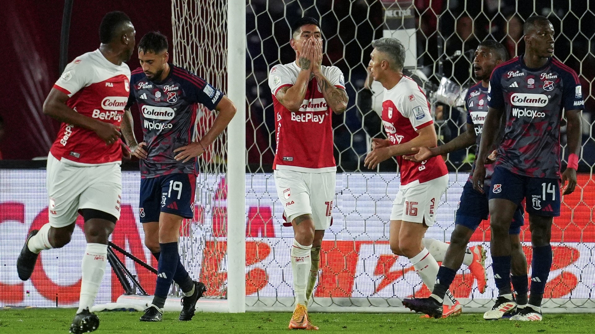 Santa Fe y Medellin recibieron sanciones tras el juego de ida - VizzorImage