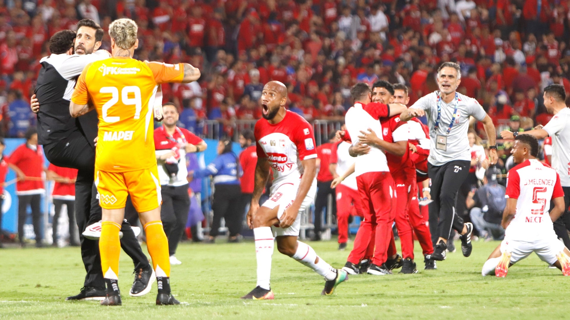 Le gritan el gol a Aguerre