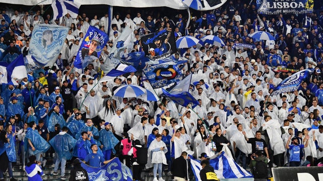 Hinchas de Millonarios en el Campin - VizzrorImage