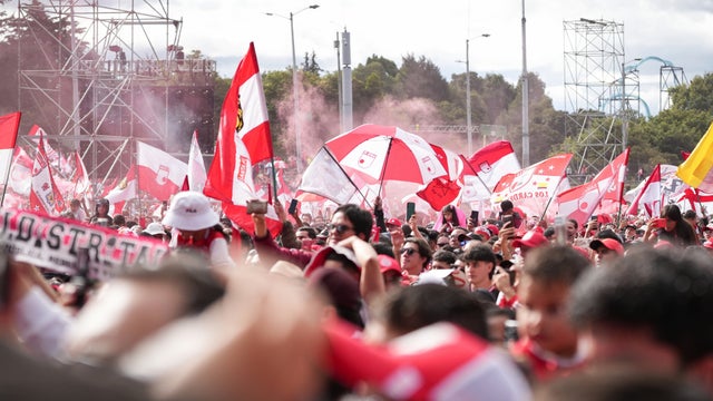 Hinchas de Santa Fe celebran la estrella 10 - VizzrorImage