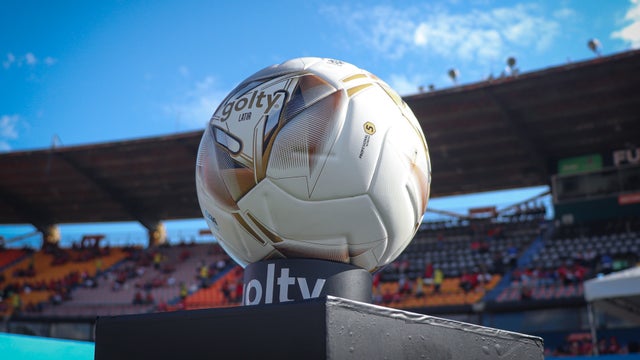 Balón golty edición final del Apertura 2025 en el FPC - VizzorImage