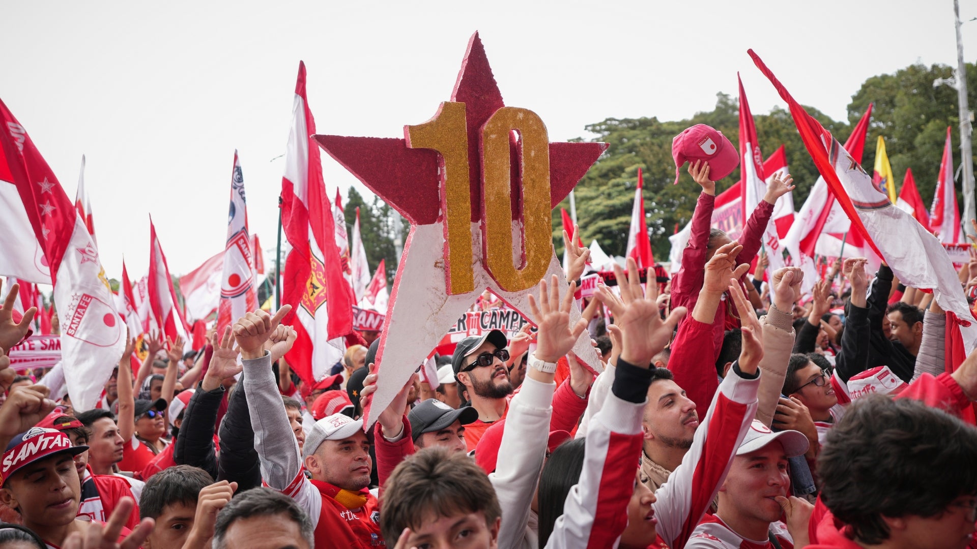 Hinchas de Santa Fe celebran la décima - VizzorImage