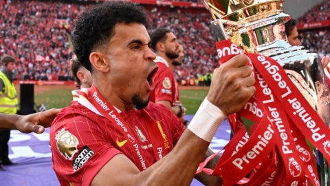 Luis Diaz alza el trofeo de la Premier League con Liverpool - @LFC
