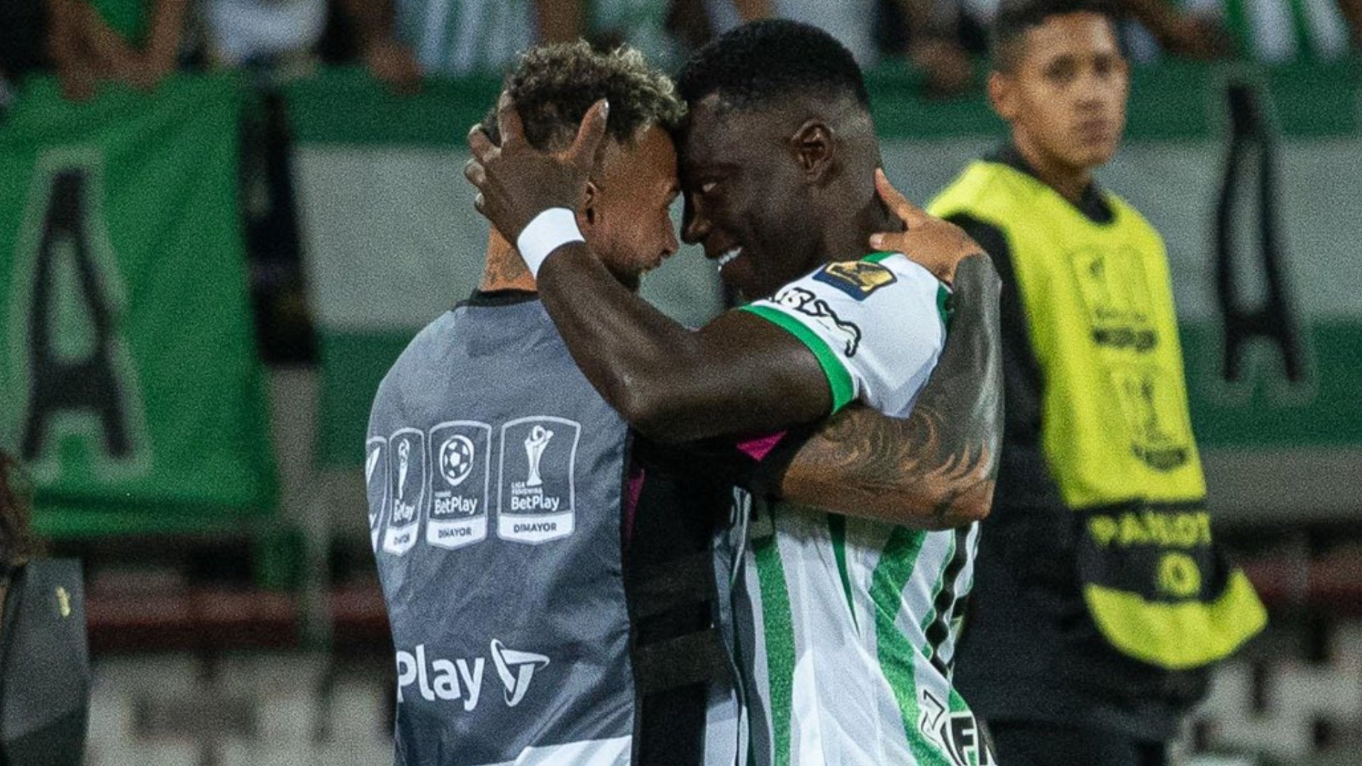 Abrazo entre Duvan Vergara y Marino Hinestroza - @marinoangulo02