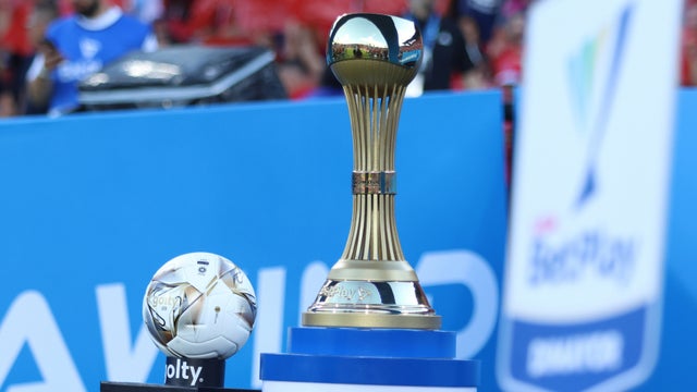 Balón y trofeo oficiales de la Liga BetPlay - VizzorImage