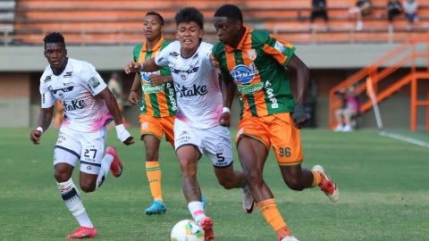 Envigado se complica en el descenso con derrota vs Fortaleza - VizzorImage