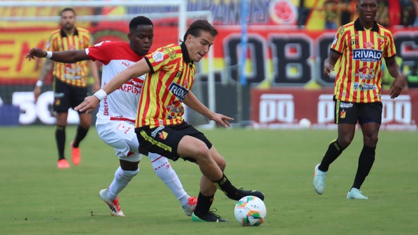 Penalti y roja para Santa Fe por rodillazo de Asprilla a Merheg