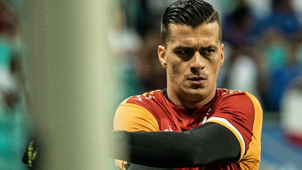 Bahía vs. América: el árbitro revisó un posible penal para los brasileros